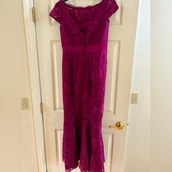 Catalina red wine beautiful gown - Picture 2 of 2
